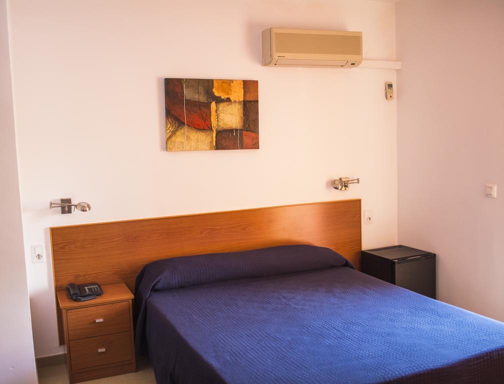 Hotel L'Escala Кулера Стая снимка